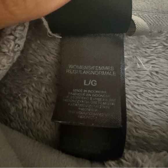 The North Face Soft Gray Sherpa Jacket - Picture 5 of 7